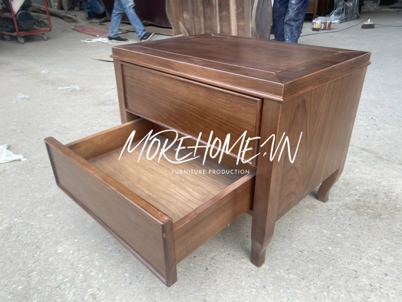 đẹp mắt
Việc thi công tab đầu giường gỗ tự nhiên với chân hiện đại tiện dụng cho sử dụng cùng với ngăn kéo cất trữ những món đồ nhỏ gọn gàng, đem lại sự thẩm mỹ đẹp mắt.